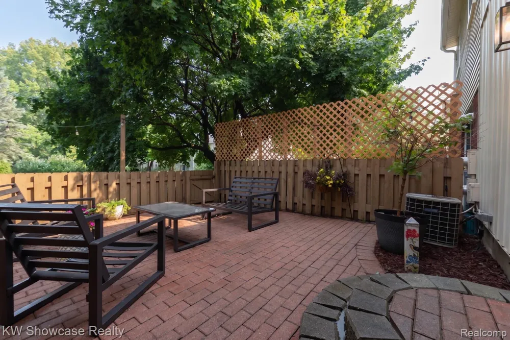 5697 Whitfield Drive Troy City, MI 48098