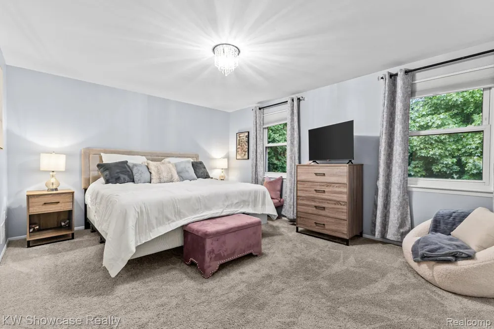 5697 Whitfield Drive Troy City, MI 48098