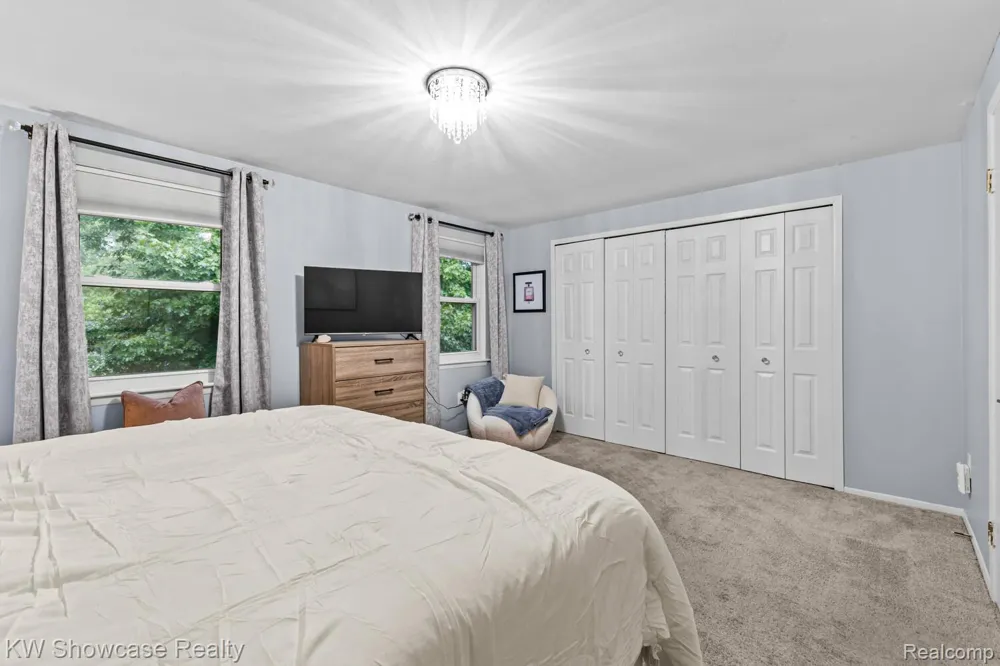 5697 Whitfield Drive Troy City, MI 48098
