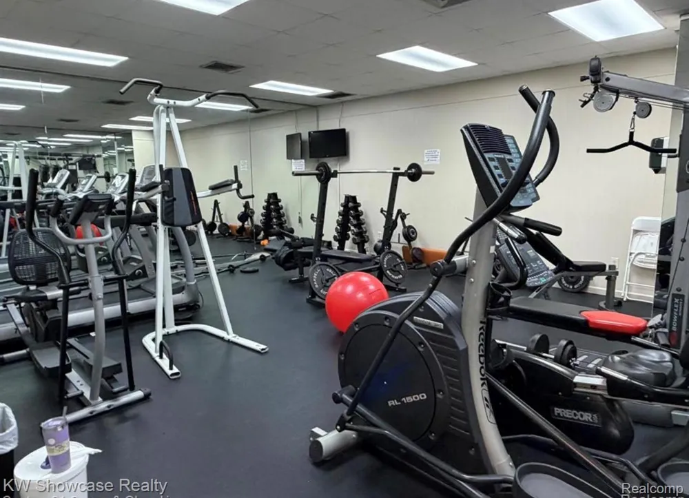 5697 Whitfield Drive Troy City, MI 48098