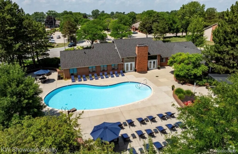5697 Whitfield Drive Troy City, MI 48098