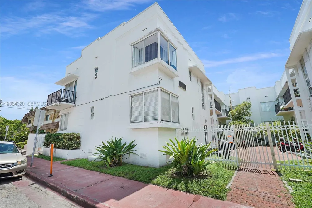 320 80th St #14 Miami Beach, FL 33141
