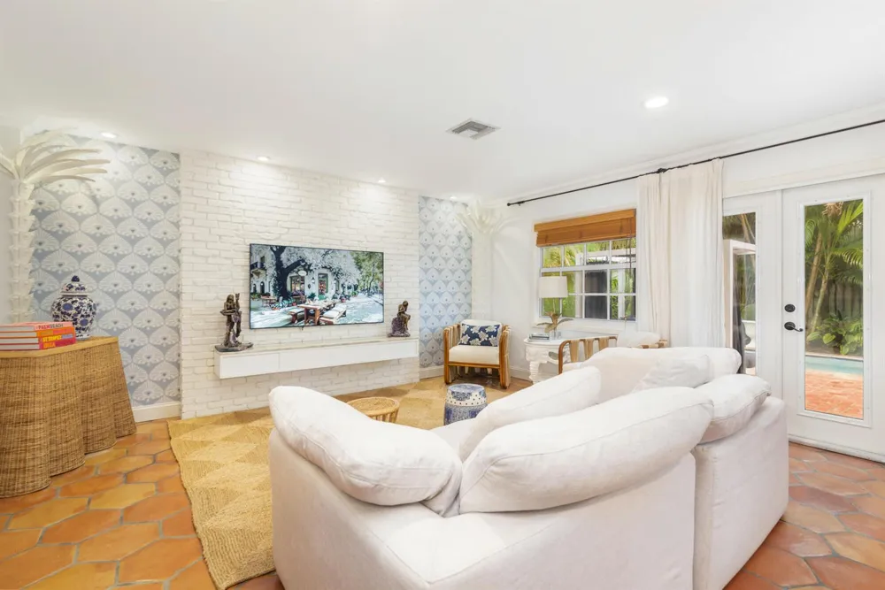 332 PILGRIM ROAD West Palm Beach, FL 33405
