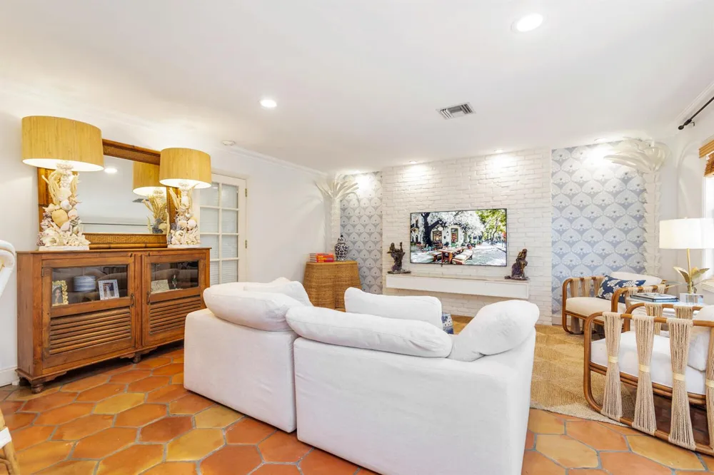 332 PILGRIM ROAD West Palm Beach, FL 33405