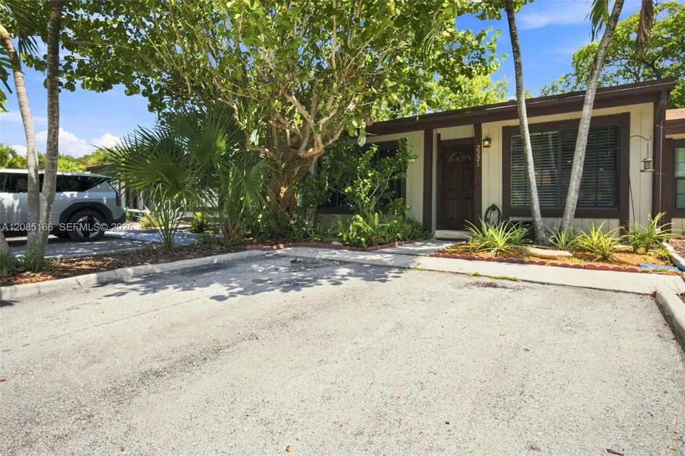 2221 Buttonwood Ave Pembroke Pines, FL 33026