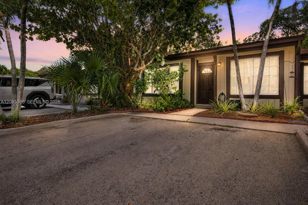 2221 Buttonwood Ave Pembroke Pines, FL 33026