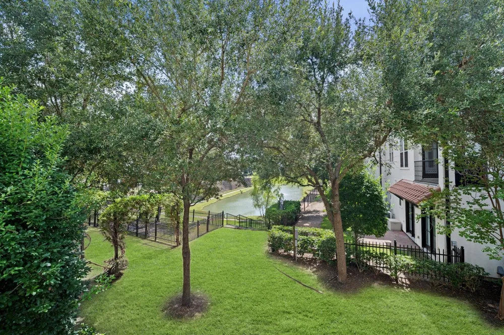2710 Arabelle Grove Houston, TX 77007