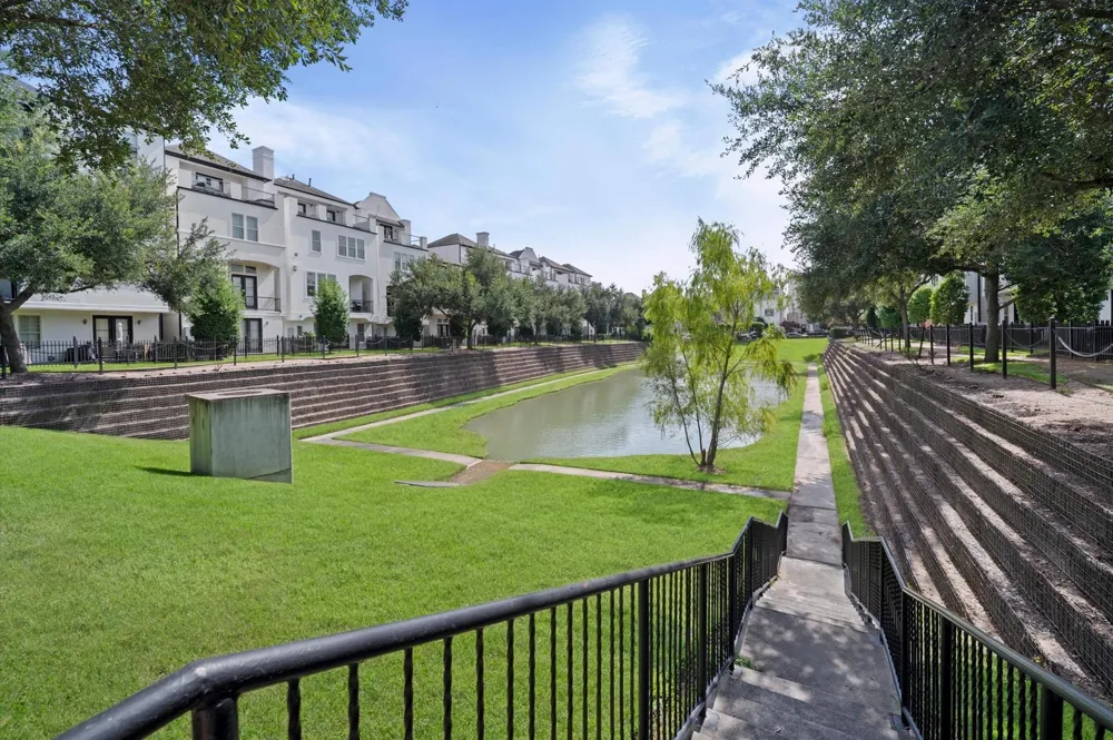 2710 Arabelle Grove Houston, TX 77007