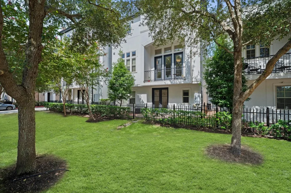 2710 Arabelle Grove Houston, TX 77007