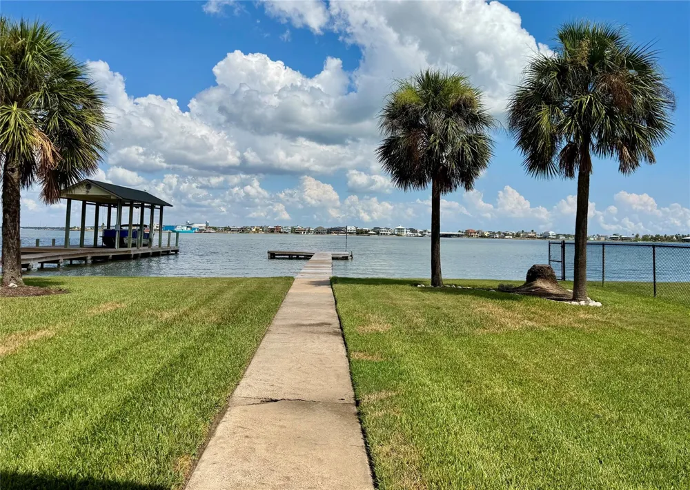 9920 Airways Lane Galveston, TX 77554