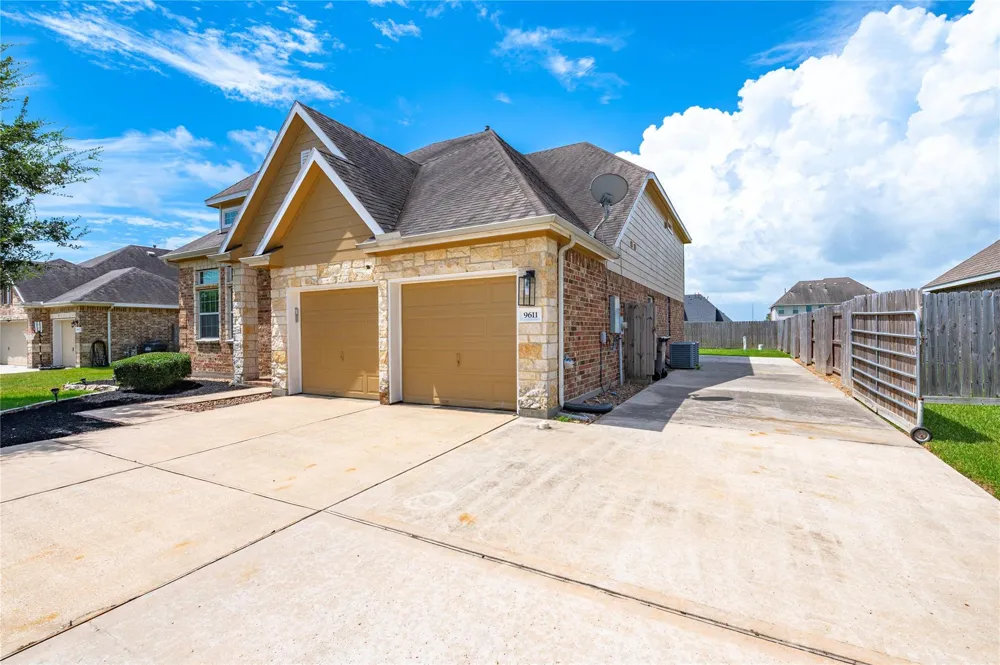 9611 Indian Trail Mont Belvieu, TX 77523