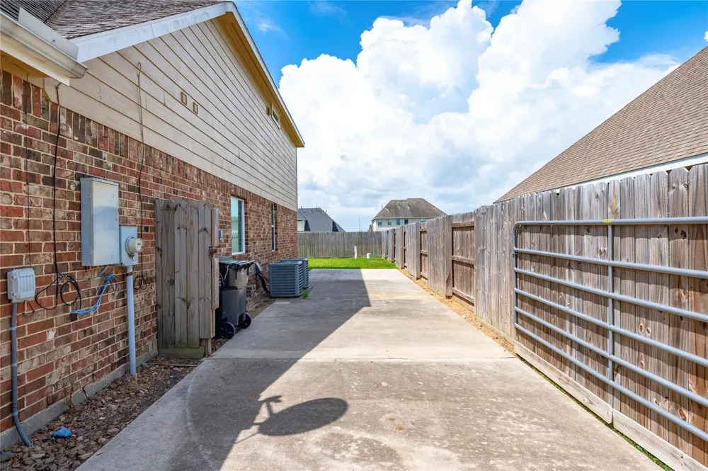 9611 Indian Trail Mont Belvieu, TX 77523