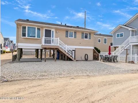 121 W Dolphin Way