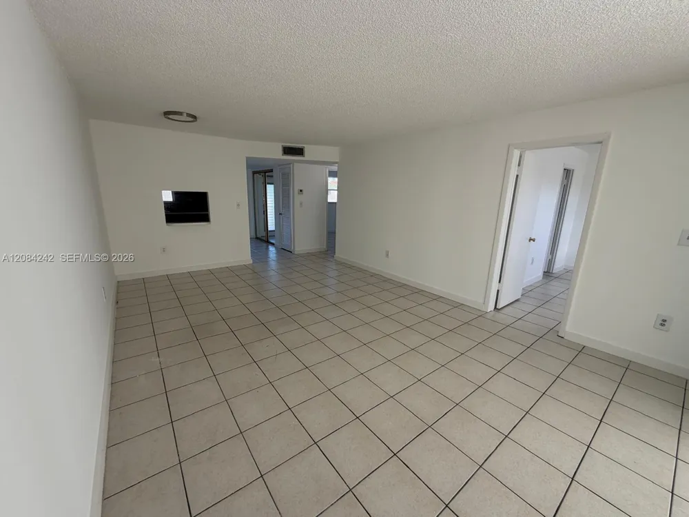 8600 Sunrise Lakes Blvd #211 Sunrise, FL 33322