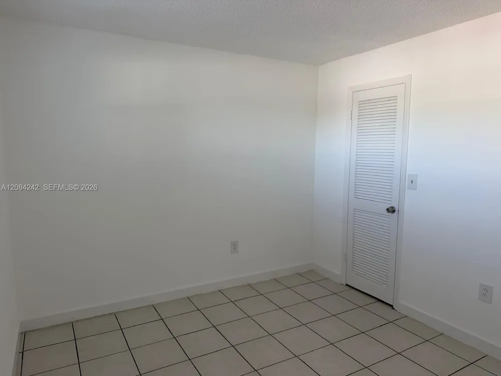 8600 Sunrise Lakes Blvd #211 Sunrise, FL 33322