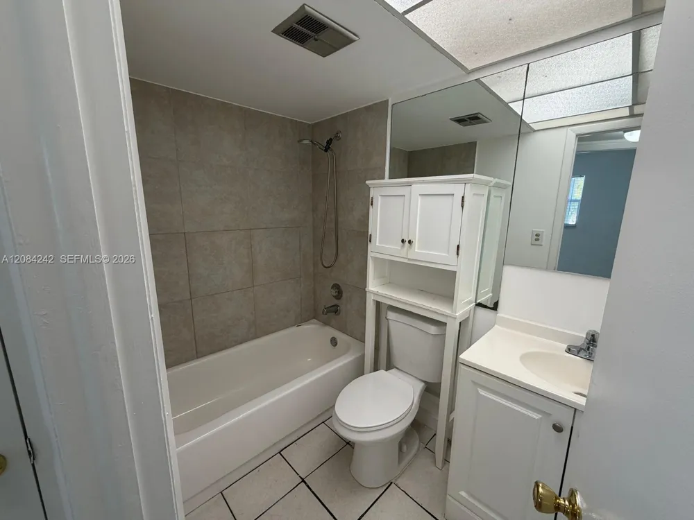 8600 Sunrise Lakes Blvd #211 Sunrise, FL 33322