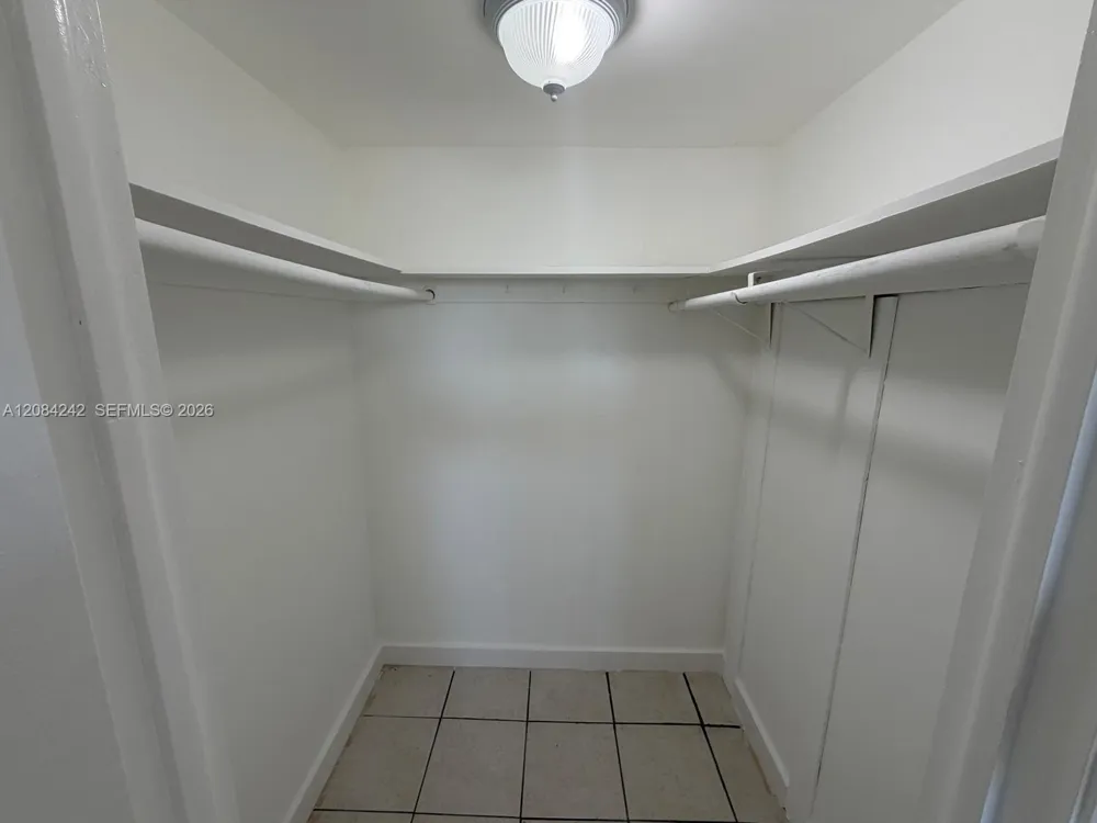 8600 Sunrise Lakes Blvd #211 Sunrise, FL 33322