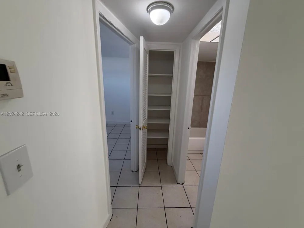 8600 Sunrise Lakes Blvd #211 Sunrise, FL 33322