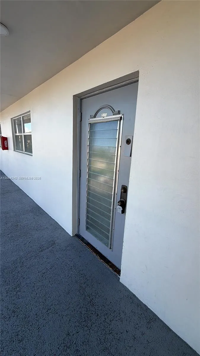 8600 Sunrise Lakes Blvd #211 Sunrise, FL 33322