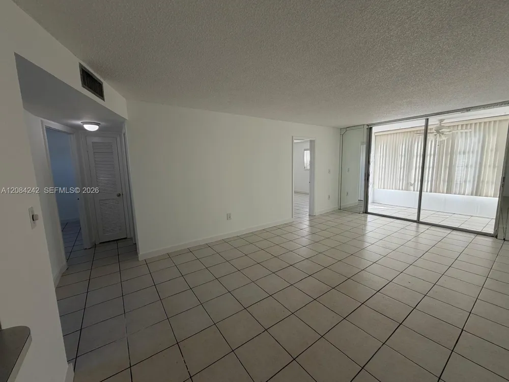 8600 Sunrise Lakes Blvd #211 Sunrise, FL 33322