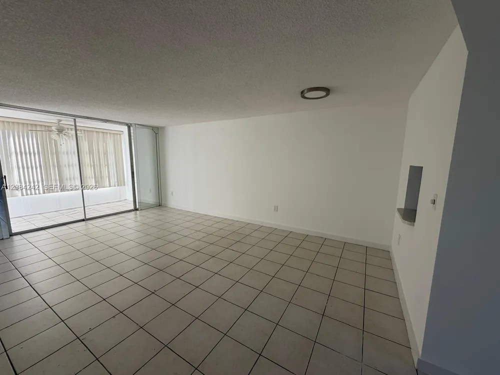 8600 Sunrise Lakes Blvd #211 Sunrise, FL 33322