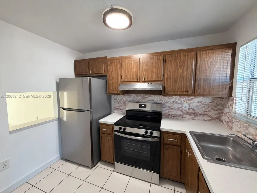 8600 Sunrise Lakes Blvd #211 Sunrise, FL 33322