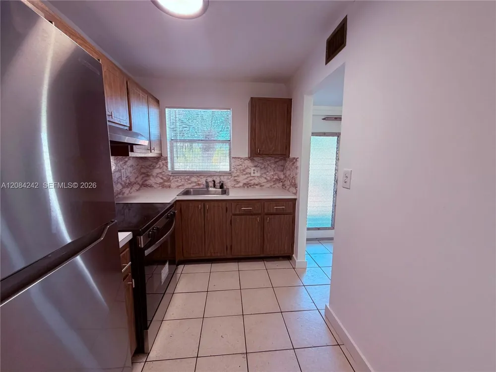 8600 Sunrise Lakes Blvd #211 Sunrise, FL 33322