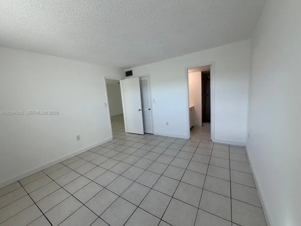 8600 Sunrise Lakes Blvd #211 Sunrise, FL 33322