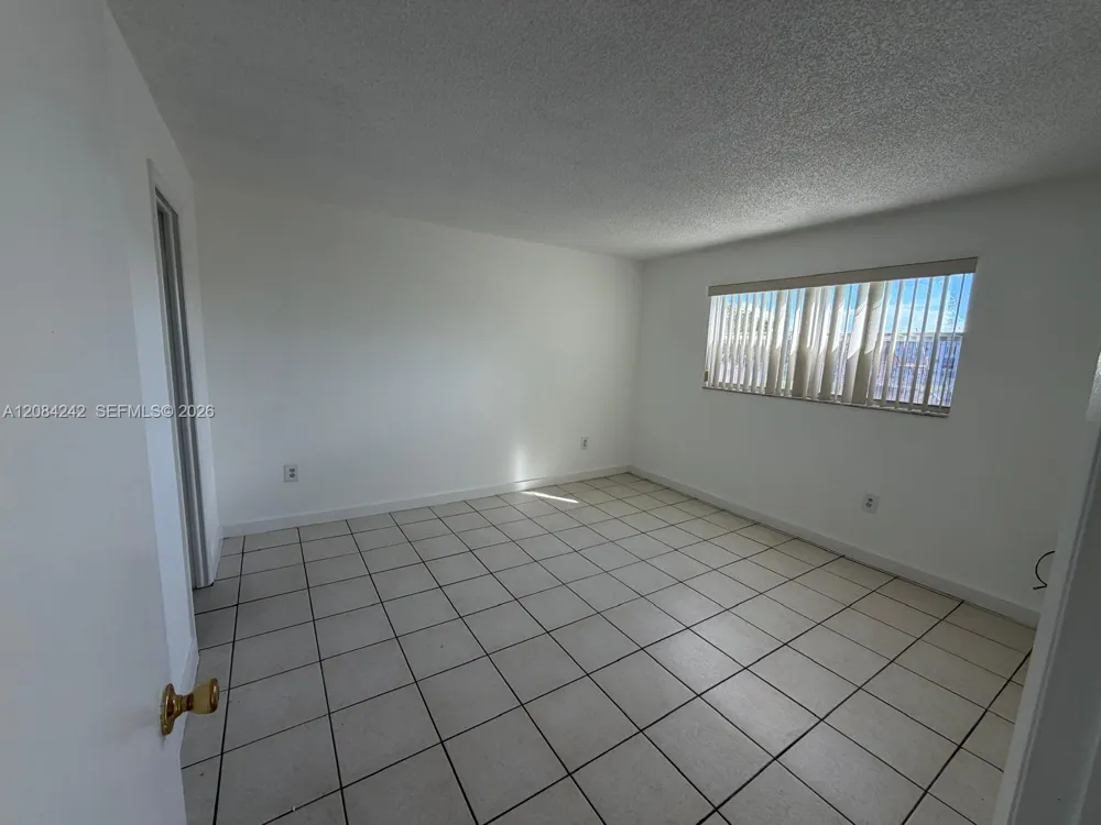 8600 Sunrise Lakes Blvd #211 Sunrise, FL 33322