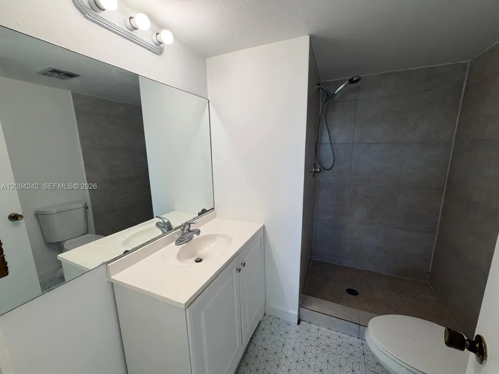 8600 Sunrise Lakes Blvd #211 Sunrise, FL 33322