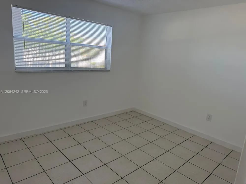 8600 Sunrise Lakes Blvd #211 Sunrise, FL 33322