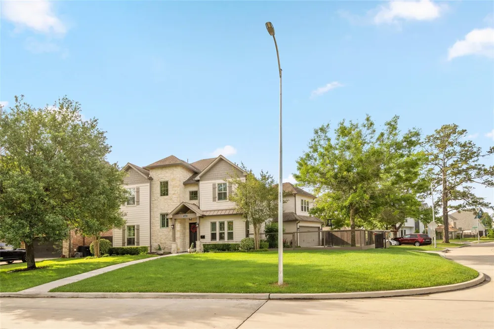 1045 Rosepoint Street Houston, TX 77018