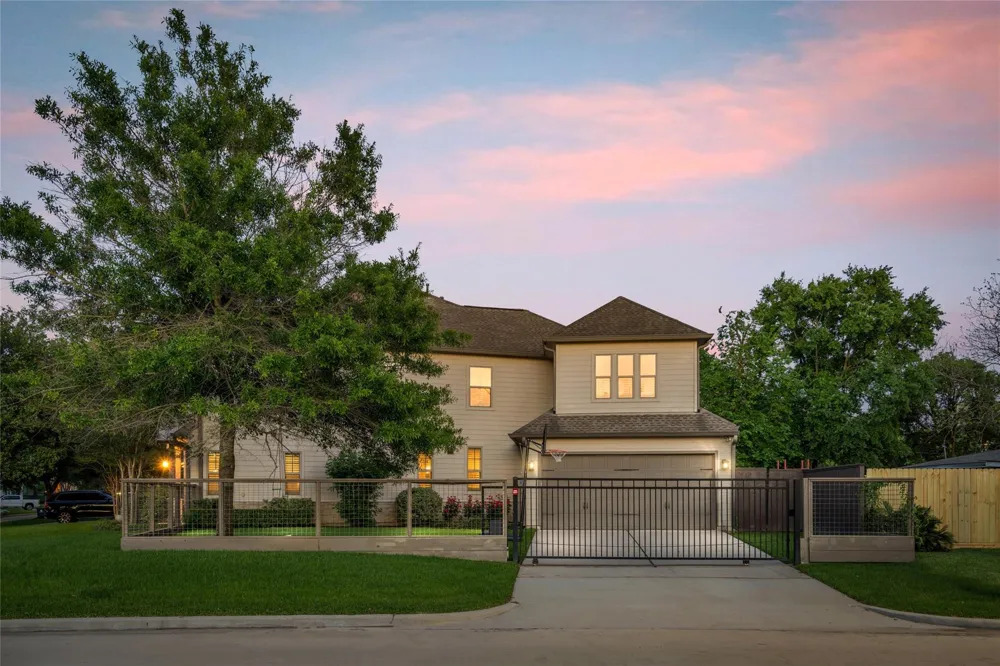 1045 Rosepoint Street Houston, TX 77018