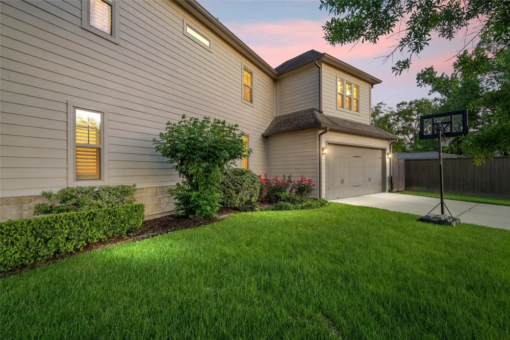 1045 Rosepoint Street Houston, TX 77018