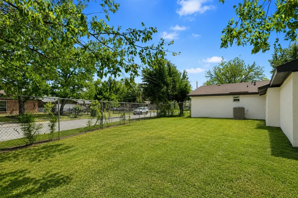 8949 Shorelark Drive Dallas, TX 75217