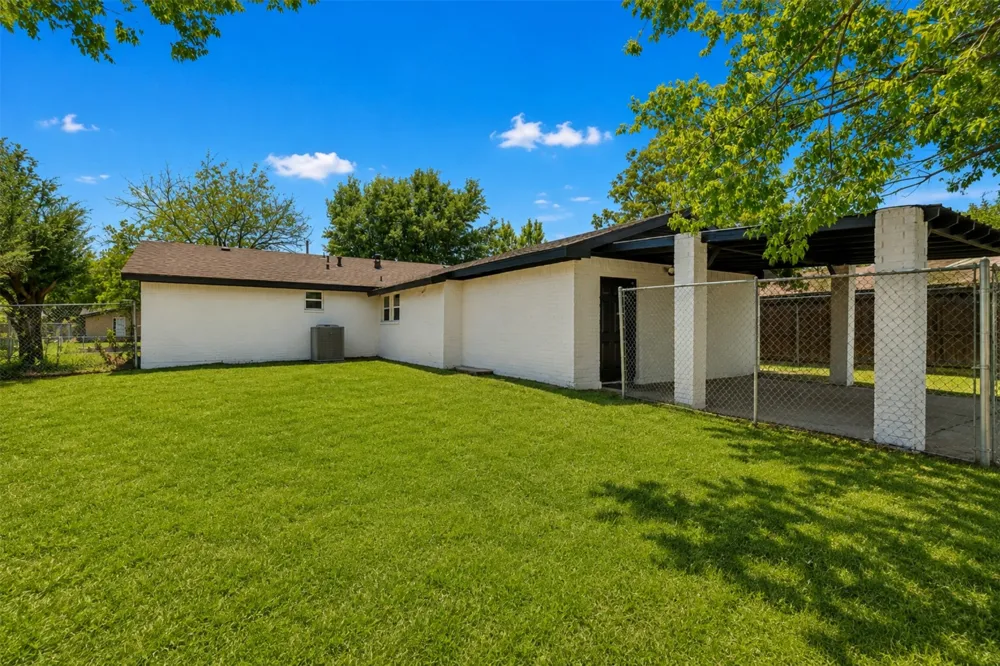 8949 Shorelark Drive Dallas, TX 75217