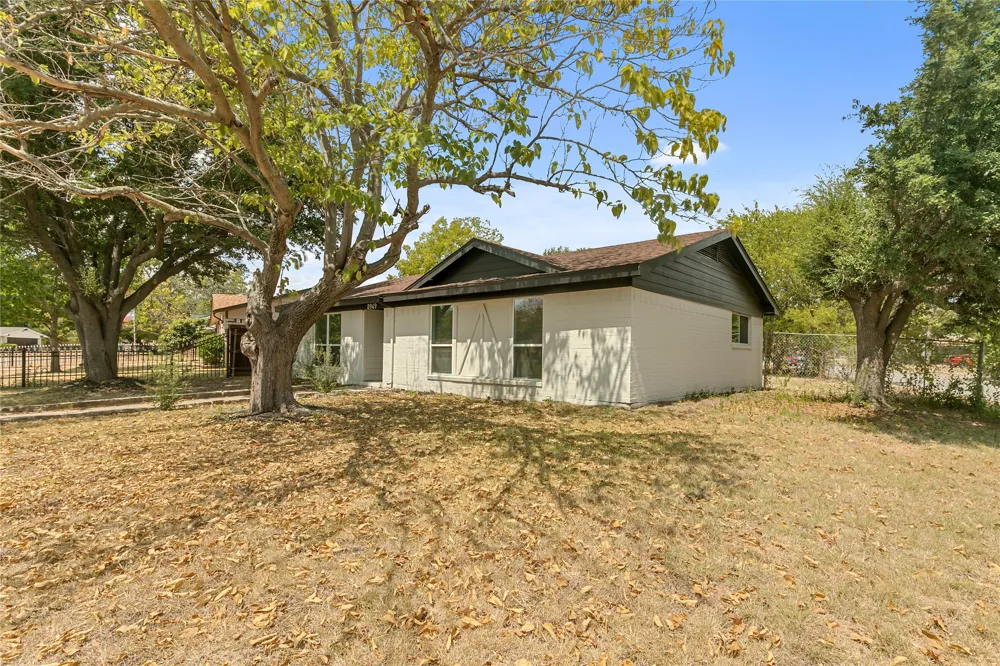 8949 Shorelark Drive Dallas, TX 75217