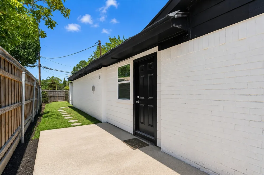8949 Shorelark Drive Dallas, TX 75217