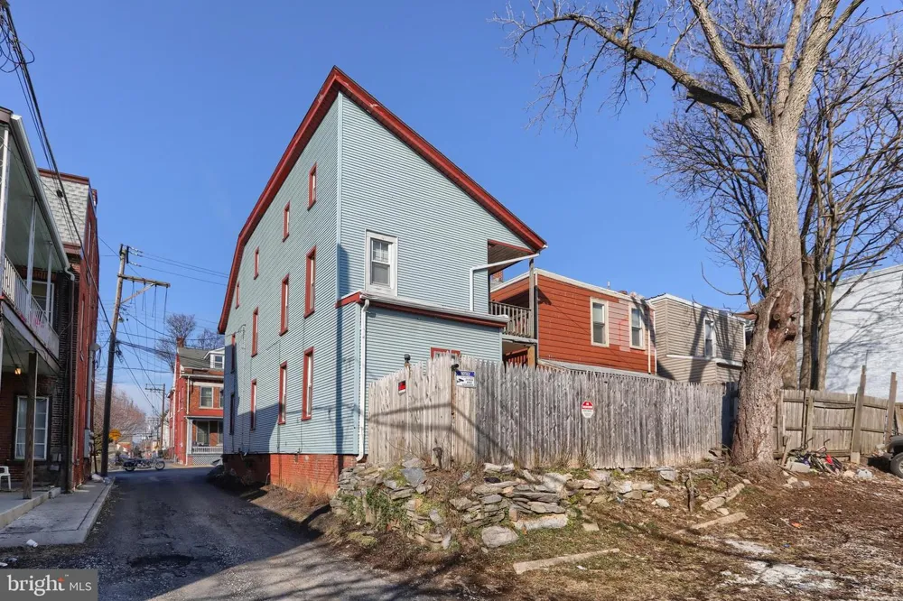916 WALNUT STREET Lebanon, PA 17042