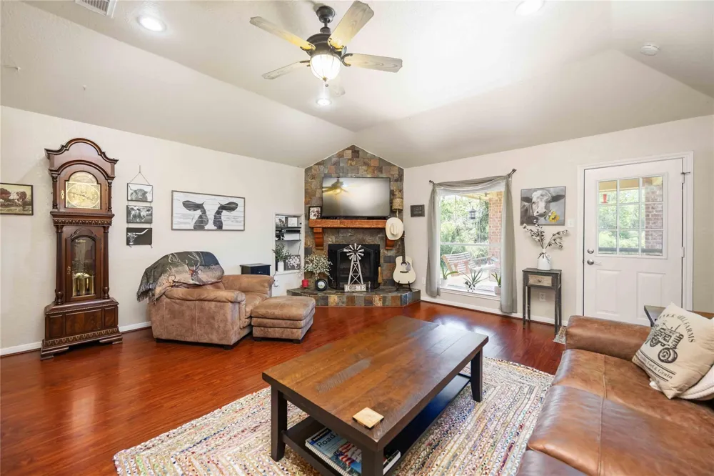 8686 Fm-2004 Santa Fe, TX 77510