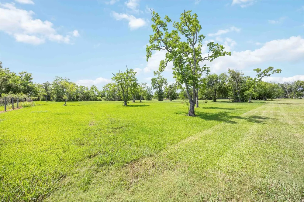 8686 Fm-2004 Santa Fe, TX 77510