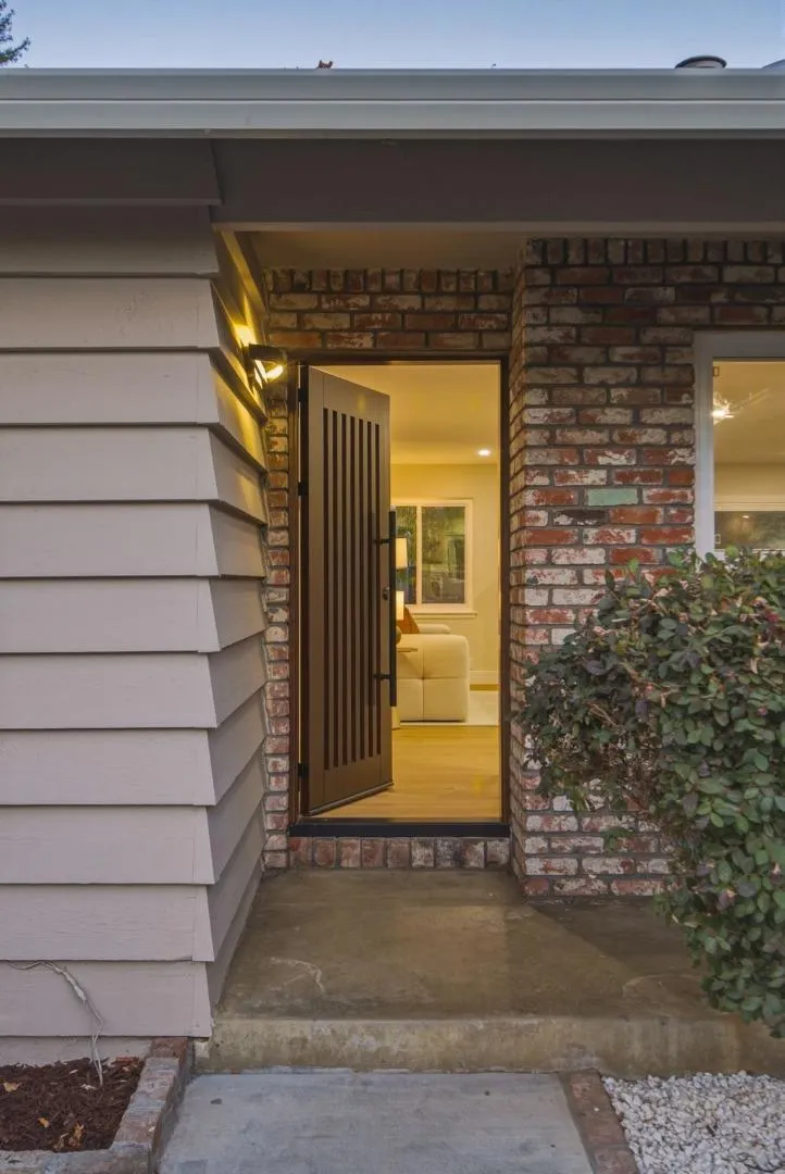 12390 Woodside Drive Saratoga, CA 95070