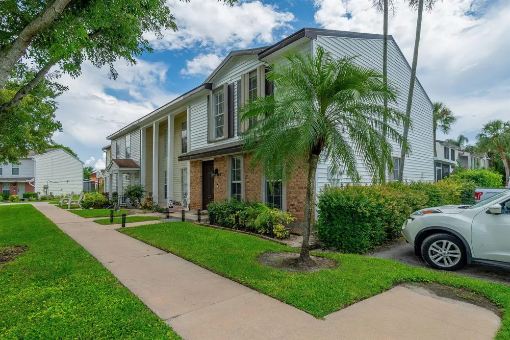 1626 BRIER PATCH TRAIL Wellington, FL 33414