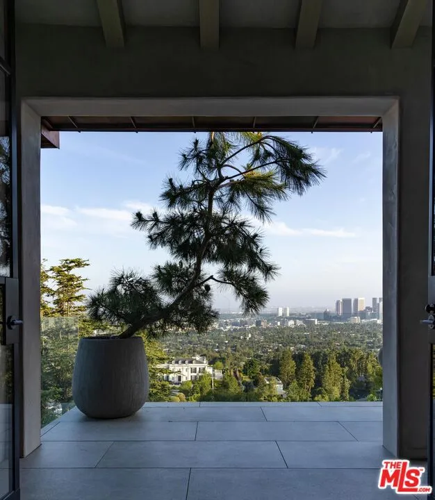 9360 Readcrest Drive Beverly Hills, CA 90210