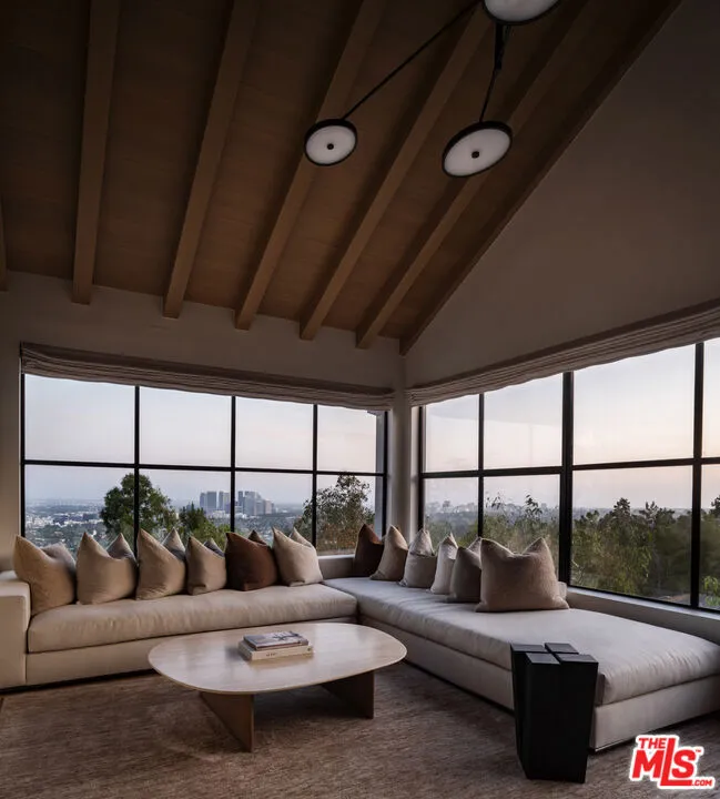 9360 Readcrest Drive Beverly Hills, CA 90210