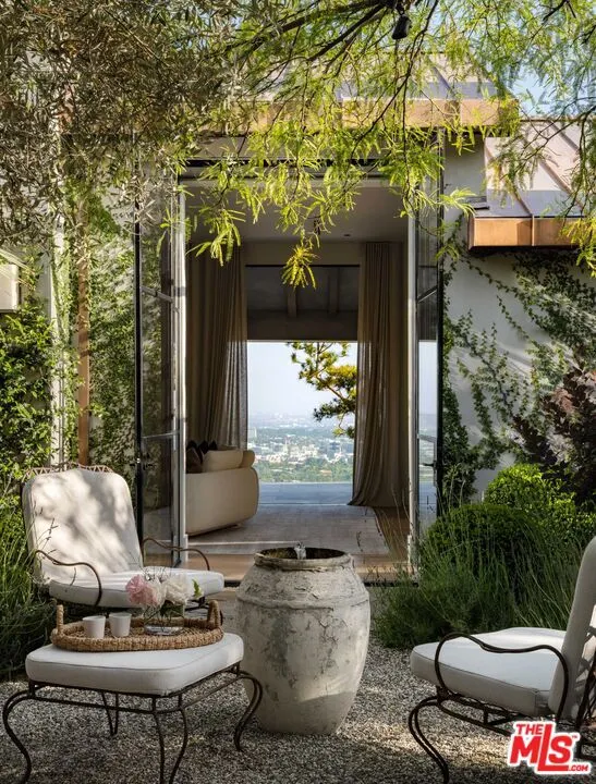 9360 Readcrest Drive Beverly Hills, CA 90210