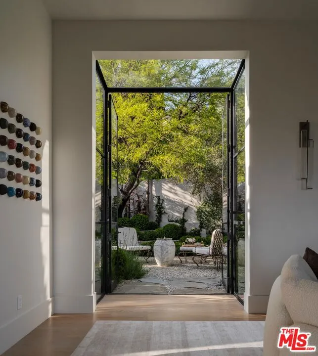 9360 Readcrest Drive Beverly Hills, CA 90210