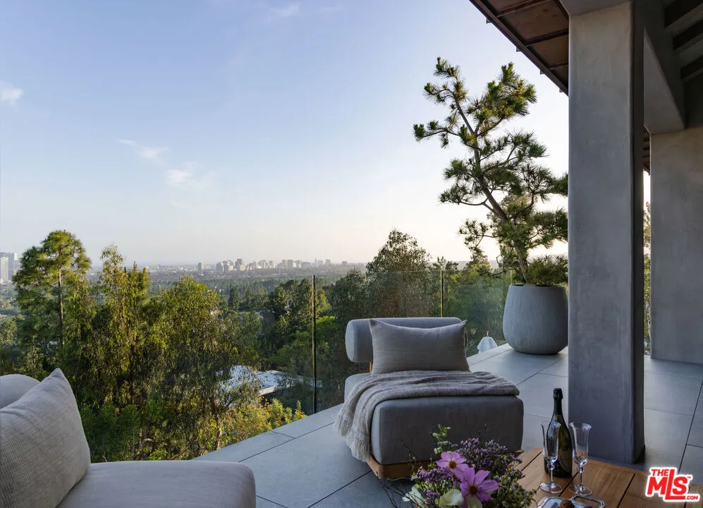 9360 Readcrest Drive Beverly Hills, CA 90210