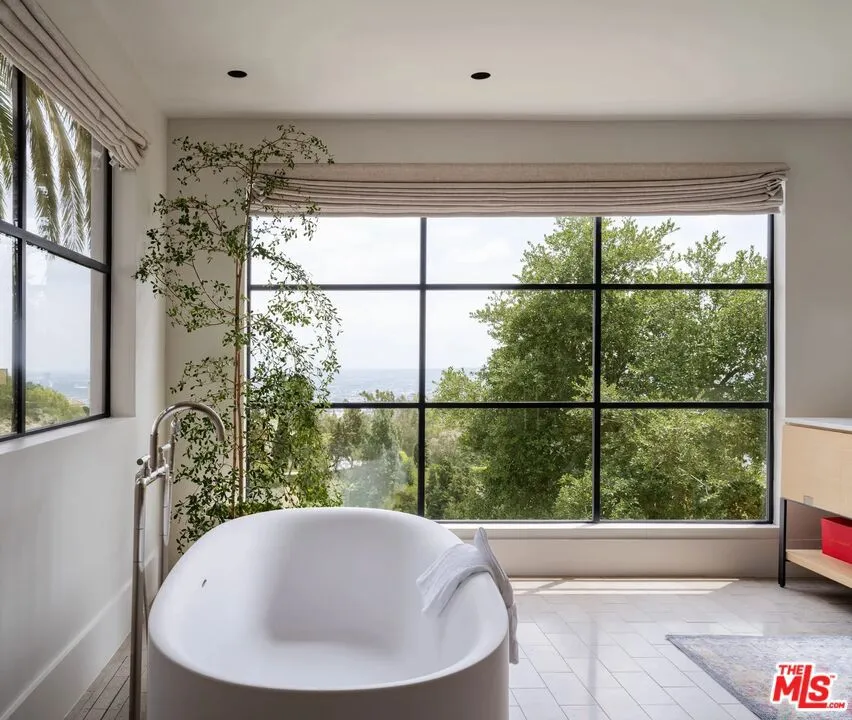 9360 Readcrest Drive Beverly Hills, CA 90210
