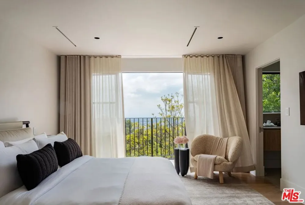 9360 Readcrest Drive Beverly Hills, CA 90210